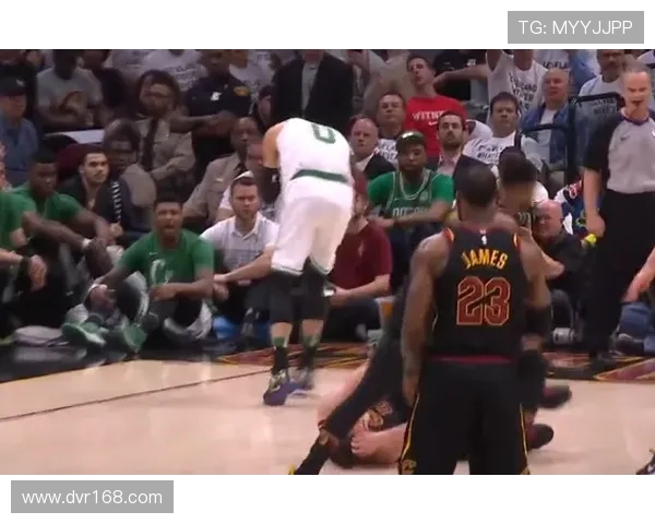 姆伯莫与阿马德赛后更衣室即兴共舞展现友谊与激情